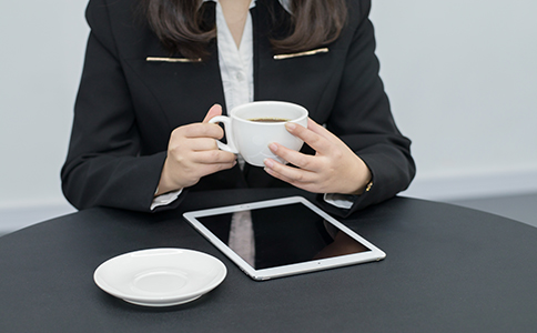 領(lǐng)取營(yíng)業(yè)執(zhí)照后，需帶上營(yíng)業(yè)執(zhí)照原件和法人代表身份證原件到特定單位印刻辦理備案。